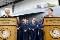 Ngoại trưởng Nhật Bản Yoshimasa Hayashi và Đại sứ Mỹ tại Nhật Bản Rahm Emanuel.(Nguồn: Kyodo)