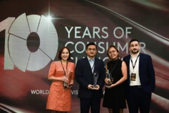 Ông Nguyễn Quang Trí, Giám đốc Điều hành Marketing Vinamilk (thứ 2 từ trái sang) đại diện nhận cúp lưu niệm từ Kantar Vietnam trong sự kiện kỉ niệm 10 năm công bố Báo cáo Dấu chân thương hiệu 