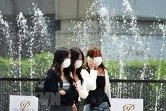 Người dân đeo khẩu trang phòng dịch COVID-19 tại Bangkok, Thái Lan, ngày 11/4/2022. (Ảnh: THX/TTXVN) 