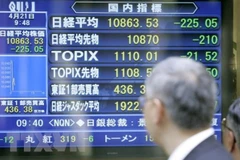 Màn hình hiển thị các chỉ số chứng khoán tại Tokyo, Nhật Bản. (Ảnh: Kyodo/TTXVN) 