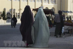 Phụ nữ Afghanistan mặc trang phục Burqa trên một đường phố ở Kandahar, Afghanistan, ngày 7/5/2022. (Ảnh: AFP/TTXVN) 