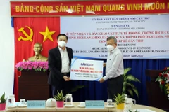 Cần Thơ tiếp nhận 50.000 khẩu trang y tế do thành phố Okayama, Nhật Bản hỗ trợ. (Ảnh: TTXVN phát)