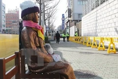 Bức tượng ''phụ nữ mua vui'' dựng bên ngoài Lãnh sự quán Nhật Bản ở thành phố Busan, miền Nam Hàn Quốc. (Nguồn: AFP/TTXVN) 