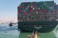 Tàu container Ever Given bị mắc kẹt trên kênh đào Suez, Ai Cập đã nổi lên trên mặt nước sau nỗ lực giải cứu, ngày 29/3/2021. (Nguồn: AFP/TTXVN) 