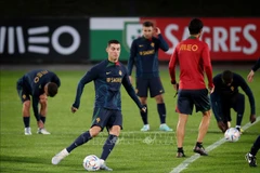 Tiền đạo Bồ Đào Nha Cristiano Ronaldo (thứ 2, trái) luyện tập cho giải vô địch World Cup 2022, ở Oeiras (Bồ Đào Nha) ngày 14/11/2022. (Ảnh: THX/TTXVN)