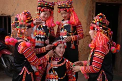 Bộ trang phục của phụ nữ dân tộc người Hà Nhì khá độc đáo và có giá từ 8-10 triệu đồng. (Ảnh: Quý Trung/TTXVN) 