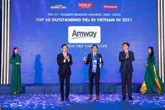 Ông Huỳnh Thiên Triều, Tổng Giám đốc Amway Việt Nam nhận giải doanh nghiệp có vốn đầu tư nước ngoài (FDI) tăng trưởng bền vững tại Việt Nam tại lễ trao giải thưởng Rồng Vàng 2022.(Nguồn: Vietnam+)