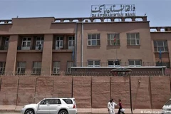 Quang cảnh bên ngoài Ngân hàng Trung ương Afghanistan ở thủ đô Kabul. (Ảnh: DW/TTXVN) 