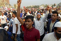 Đám đông biểu tình ở Bangladesh . Ảnh: AP)