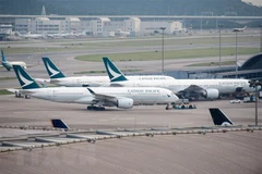 Máy bay của Hãng hàng không Cathay Pacific đỗ tại sân bay quốc tế Hong Kong (Trung Quốc). (Ảnh: AFP/TTXVN) 