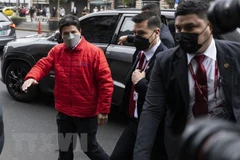 Tổng thống Peru Pedro Castillo (trái) tới văn phòng công tố ở Lima ngày 5/9/2022. (Ảnh: AFP/TTXVN) 