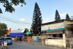 Khoanh vùng, xử lý khử khuẩn tại nơi có ca mắc COVID-19 từng bán hàng ăn sáng, phường Trần Phú, thành phố Hải Dương. (Ảnh: Mạnh Tú - TTXVN)