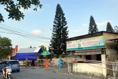 Khoanh vùng, xử lý khử khuẩn tại nơi có ca mắc COVID-19 từng bán hàng ăn sáng, phường Trần Phú, thành phố Hải Dương. (Ảnh: Mạnh Tú - TTXVN)