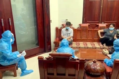 Cơ quan chức năng làm việc với vợ chồng ông Hiền, bà Dung. (Ảnh: TTXVN phát)