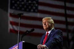 Ông Donald Trump phát biểu trong cuộc vận động tranh cử cuối cùng tại Grand Rapids, bang Michigan. (Ảnh: The Detroit News/TTXVN)