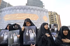 Người dân tại Tehran, Iran thương tiếc cố Tổng thống Ebrahim Raisi và đoàn tháp tùng tử nạn trong vụ rơi máy bay trực thăng. (Ảnh: Kyodo/TTXVN)