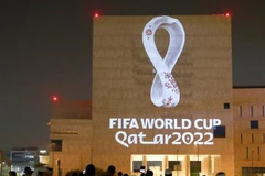 Logo Giải vô địch bóng đá thế giới của FIFA tại một tòa nhà ở Doha, Qatar, nước chủ nhà World Cup 2022. (Ảnh: AFP/TTXVN) 