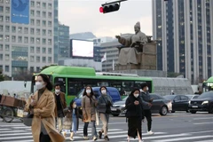 Người dân đeo khẩu trang phòng dịch COVID-19 tại Seoul, Hàn Quốc, ngày 29/11/2021. (Ảnh: THX/TTXVN) 