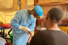 Nhân viên y tế điều trị cho bệnh nhân mắc đậu mùa khỉ tại bệnh viện ở tỉnh Bắc Kivu, CHDC Congo ngày 19/8/2024. (Ảnh: THX/TTXVN)