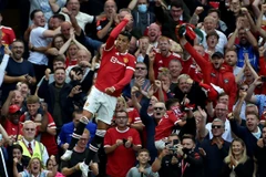 Ronaldo ăn mừng trước sự phấn khích của người hâm mộ Quỷ đỏ. (Nguồn: Getty Images)