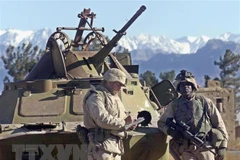 Binh sỹ Mỹ tại căn cứ không quân Bagram, phía bắc thủ đô Kabul, Afghanistan, ngày 8/12/2001. (Ảnh: AFP/TTXVN) 