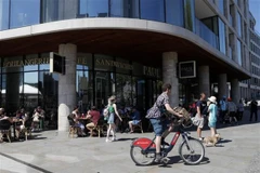 Người dân uống cà phê tại một cửa hàng ở London, Anh. (Ảnh: THX/TTXVN)