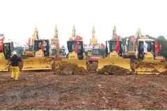 Các phương tiện khởi động thi công Dự án thành phần cao tốc đoạn Vạn Ninh-Cam Lộ tháng 1/2023. (Ảnh: Nguyên Lý/TTXVN) 
