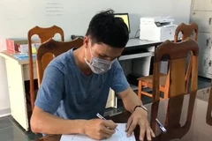 Đối tượng Bùi Thế Vinh tại cơ quan công an. (Ảnh: Thanh Tân -TTXVN)