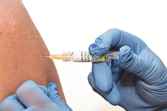 Bệnh nhân COVID-19 chưa tiêm phòng có nguy cơ tử vong cao gấp 5 lần