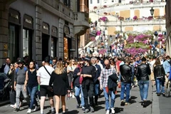 Người dân và du khách đi dạo ở Via dei Condotti, Rome (Italy). (Ảnh: THX/TTXVN)
