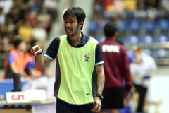 HLV Phạm Minh Giang chỉ đạo các cầu thủ futsal Việt Nam thi đấu.(Ảnh: Hoàng Linh/TTXVN)