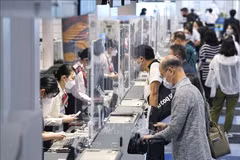 Hành khách làm thủ tục tại sân bay Haneda ở Tokyo, Nhật Bản. (Ảnh minh họa: Kyodo/TTXVN)