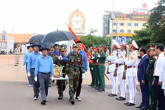 Đón hài cốt các liệt sĩ hồi hương qua Cửa khẩu quốc tế Bình Hiệp (Thị xã Kiến Tường, tỉnh Long An). (Ảnh: Bùi Giang/TTXVN)