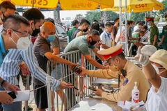 Người dân xếp hàng xuất trình giấy tờ rời Hà Nội tại chốt kiểm soát đặt tại cao tốc Pháp Vân - Cầu Giẽ.(Ảnh: Trần Cường)