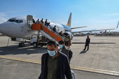 Hành khách tại sân bay Kabul, Afghanistan, ngày 24/11/2021. (Ảnh: AFP/ TTXVN)