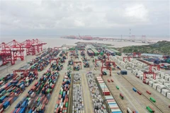 Hàng hóa tại cảng Dương Sơn, Thượng Hải, Trung Quốc. (Ảnh: THX/TTXVN) 