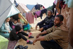 Người dân chờ viện trợ tại dải Gaza.(Nguồn: AFP/TTXVN)