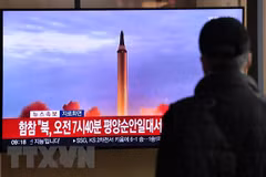 Truyền thông Hàn Quốc đưa tin về vụ phóng tên lửa của Triều Tiên, tại Seoul. (Ảnh: AFP/TTXVN)