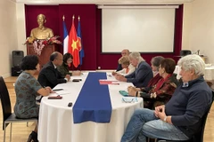 Đại sứ Việt Nam tại Pháp Đinh Toàn Thắng (thứ hai, bên trái) làm việc với Ban Lãnh đạo Hội Hữu nghị Pháp - Việt Nam (AAFV). (Ảnh: Nguyễn Thu Hà/TTXVN)