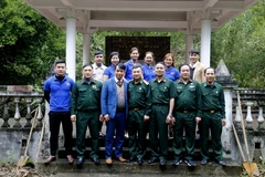 Đoàn cán bộ Hội CCB TTXVN chụp ảnh lưu niệm tại Khu di tích TTXVN. (Ảnh: Nam Sương/TTXVN) 