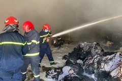 Kịp thời khống chế cháy lan ở một nhà xưởng tại Bình Dương