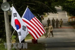 Quốc kỳ Hàn Quốc (trái) và quốc kỳ Mỹ (phải). (Ảnh: Reuters/TTXVN) 