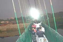 Hiện trường vụ sập cầu. (Nguồn:TTXVN) 