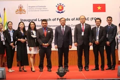 Phó Thủ tướng, Bộ trưởng Ngoại giao và Hợp tác Quốc tế Campuchia Prak Sokhonn chụp ảnh cùng các thành viên ARMAC. (Ảnh: Nguyễn Vũ Hùng/TTXVN)