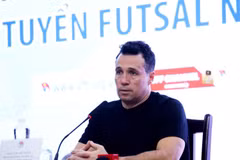 Huấn luyện viên Diego Raul Gustozzi trả lời họp báo. (Ảnh: VFF) 