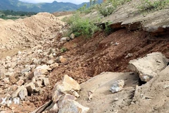 Hiện trường công trình kè chống sạt lở bờ sông Pô Kô đoạn qua thị trấn Đăk Glei bị sạt lở. (Ảnh: Cao Nguyên/TTXVN) 