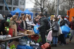 Phân phát đồ hỗ trợ cho người Ukraine sơ tán tránh chiến sự, tại Krakow (Ba Lan) ngày 26/2/2022. (Ảnh: PAP/TTXVN)