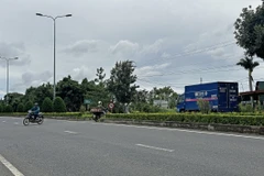 Tại một số đoạn cao tốc, người dân còn tự ý băng ngang qua dải phân cách, rất nguy hiểm. (Ảnh: Nguyễn Dũng/TTXVN)