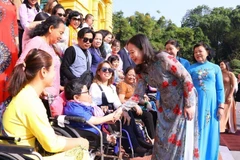 Phó Chủ tịch nước Võ Thị Ánh Xuân gặp mặt thân mật Đoàn đại biểu phụ nữ khuyết tật tiêu biểu nhân kỷ niệm 92 năm Ngày Phụ nữ Việt Nam 20/10. (Ảnh: Văn Điệp/TTXVN)