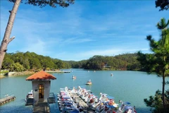Bến thuyền trong Khu du lịch Thung lũng Tình yêu (Đà Lạt) đón khách tới nghỉ dưỡng. (Ảnh: Chu Quốc Hùng/TTXVN)